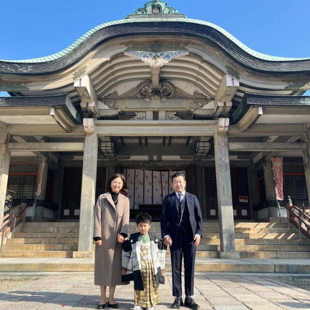 七五三詣り

こんにちは。
大阪城豊國神社です。

七五三おめでとうございます。

本日も、境内は、晴れ着姿の可愛らしいお子様で賑わっております。

慣れない着物と草履は大変そうですが、ご家族に手を引かれ、一歩ずつ慎重に本殿の階段を昇るお子様や、色鮮やかな振袖で境内を駆けるお子様の姿はとても微笑ましいです。

お子様の健やかなご成長をお祈り致します。

七五三の日は11月15日ですが、当社では11月15日を過ぎても随時受付しております。

“Shichi-go-san”

Hello.
This is Osaka Castle Hokoku Shrine.

Shichi-go-san is an annual Japanese festival to celebrate the growth of children.

The festival is for boys aged three and five, and girls aged three and seven. That’s why it is called shichi-go-san (seven-five-three).

Congregations on your Shichi-go-san.

Today, too, the precincts of the shrine are crowded with adorable children dressed in their Sunday best.

It may be hard for them to get used to wearing kimono and Japanese sandals, but it is so charming to see them carefully climbing the steps of the main shrine, step by step, with their family members taking them by the hand, or running around the precincts in their brightly colored furisode (long-sleeved kimono).

We pray for the healthy growth of the children.

Shichi-Go-San Day is November 15, but we accept applications after November 15.

＿＿＿＿＿＿＿＿＿＿＿＿＿＿＿＿＿＿＿＿＿＿＿

 ⛩豊國神社🏯

 ⛩若永神社🍀/白玉神社🦊🍁
 七夕神社🎋 /玉春玉繁神社🦋‪ 
 
￣￣￣￣￣￣￣￣￣￣￣￣￣￣￣￣￣￣￣￣￣￣￣

#大阪城 #大阪城公園 #豊國神社 #出世 #開運 #白玉神社 #狐 #商売繁盛 #五穀豊穣 #七夕神社 #七夕 #願い事 #縁結び #玉春玉繁神社 #若永神社 #御朱印 #限定朱印 #豊臣秀吉 #大阪 #大阪観光 #森ノ宮 #神社 #出世 #開運 #巫女 #紅葉 #七五三 #japan #osaka #oasakacastle #shrine