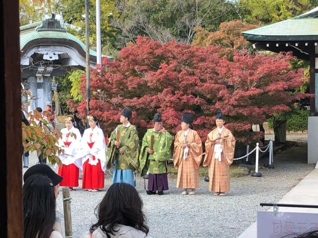 𓂃 💐𓈒𓏲

昨日行われた神前式の様子です。

すっかり色付いたモミジの木の前で、

楽人さん・神職さん・巫女さんが

新郎新婦様とご参列者様が揃われるのを待っています🍁

＿＿＿＿＿＿＿＿＿＿＿＿＿＿＿＿＿＿＿＿＿＿＿

 ⛩豊國神社🏯

 ⛩若永神社🍀/白玉神社🦊🍁
 七夕神社🎋 /玉春玉繁神社🦋‪ 
 
￣￣￣￣￣￣￣￣￣￣￣￣￣￣￣￣￣￣￣￣￣￣￣

#大阪城 #大阪城公園 #豊國神社 #出世 #開運 #狐 #紅葉デート #紅葉 #願い事 #縁結び #こうよう #御朱印 #限定朱印 #豊臣秀吉 #豊臣秀頼 #豊臣秀長 #大阪 #大阪観光 #森ノ宮 #神社 #出世 #開運 #もみじ #紅葉スポット #巫女 #挙式 #osaka #osakacastle #moon #moonfestival #travel #shrinesandtemples